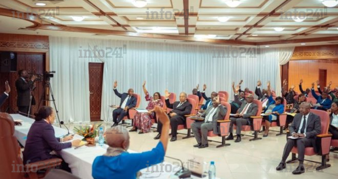 Au pas de course, les sénateurs gabonais approuvent la révision constitutionnelle d’Ali Bongo