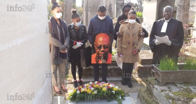 Les proches de Manu Dibango se recueillent sur sa tombe