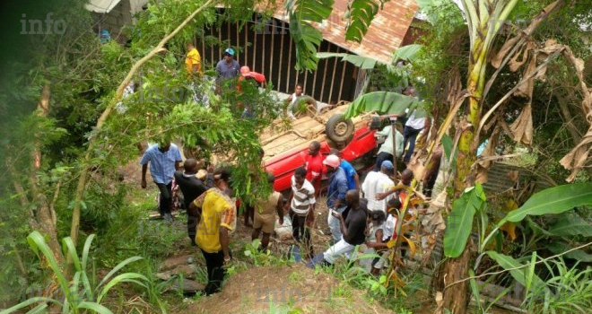 Une voiture termine sa course dans un ravin près de l’échangeur du PK5
