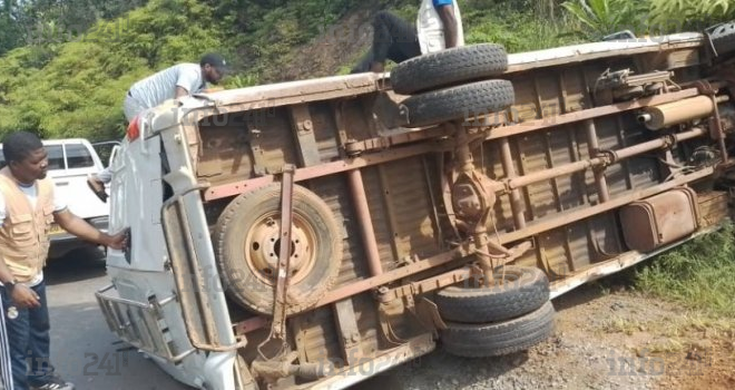 Ndjolé&nbsp;: Un véhicule technique de Radio Gabon termine sa course les 6 roues en l’air